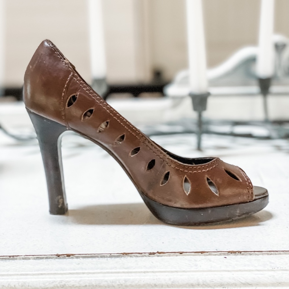 Cathy Jean brown leather open-toe pumps - Picture 6 of 8